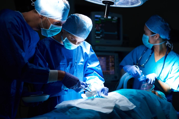 Implantes con Biopolímeros: Ventajas, Riesgos y Consideraciones para Pacientes